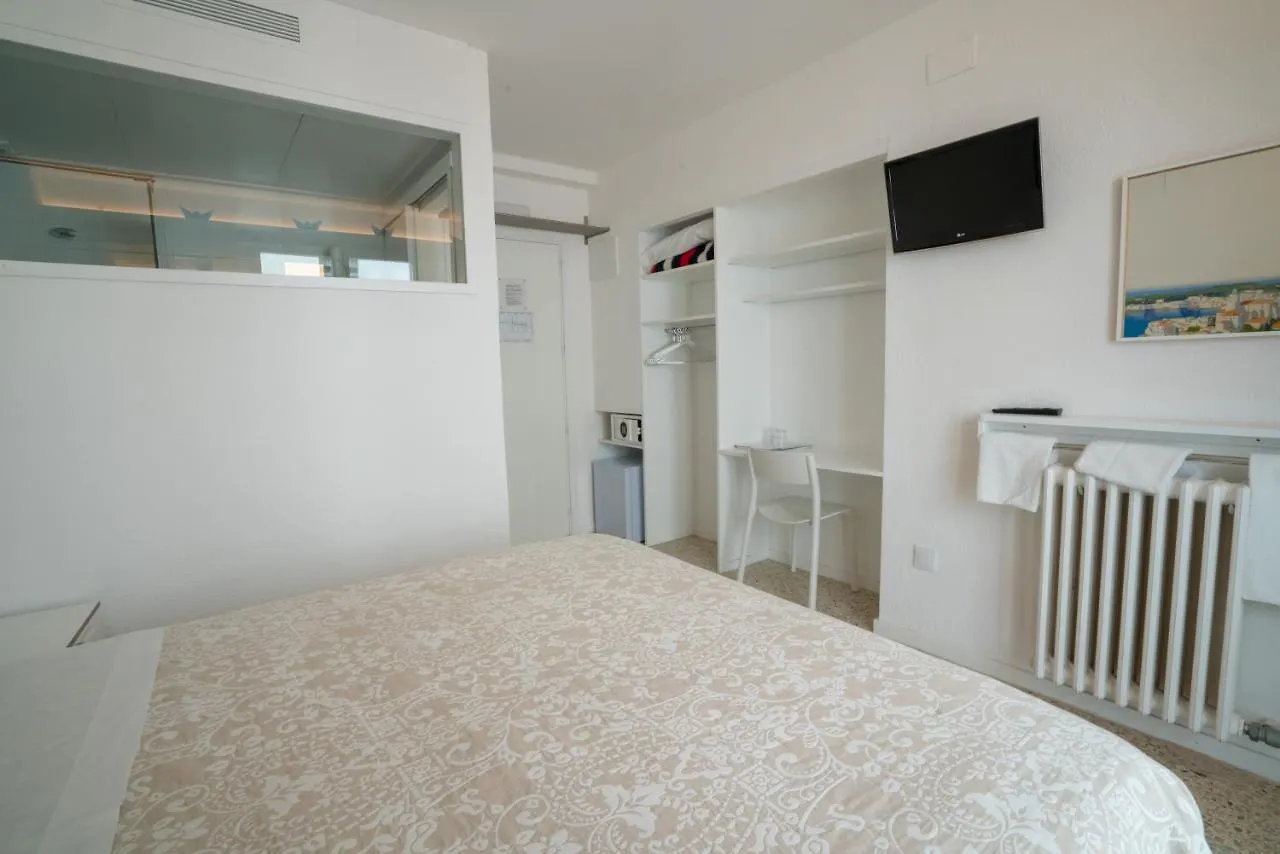 Hostal Marina Cadaqués 2*,  España